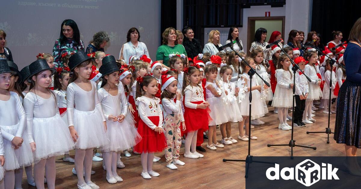 С много вълнение и аплодисменти посрещнахме празничните изпълнения на децата