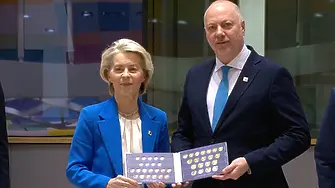 Желязков подари българските евромонети на Фон дер Лайен и Мецола в Брюксел