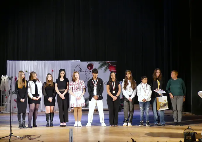 Нова Загора награди изявени ученици за 2025 година