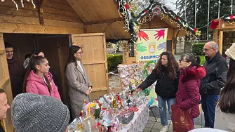 Ученическият парламент на Плевен с благотворителен базар в Коледното градче - средствата са за лечението на деца в нужда