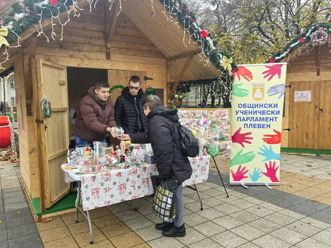 Ученическият парламент на Плевен с благотворителен базар в Коледното градче - средствата са за лечението на деца в нужда