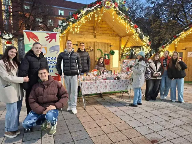 Ученическият парламент на Плевен с благотворителен базар в Коледното градче - средствата са за лечението на деца в нужда