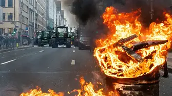 Фермери от цяла Европа на протест в Брюксел - полицията ги посрещна с водни струи и сълзотворен газ