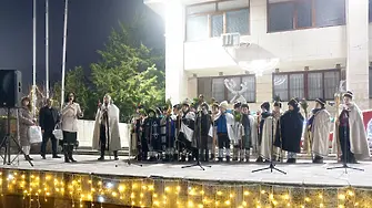 Коледен базар изпълни с радост и празничен дух площада  в град Левски  