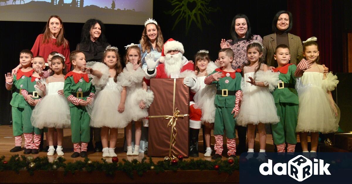 Малчуганите от детските градини в Сливен сътвориха коледно чудо В