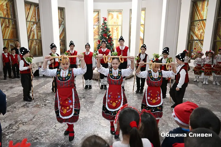 Ученици внесоха коледно настроение чрез поздрав в общинската администрация на Сливен
