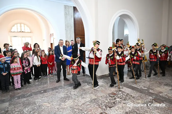 Ученици внесоха коледно настроение чрез поздрав в общинската администрация на Сливен