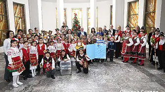 Ученици внесоха коледно настроение чрез поздрав в общинската администрация на Сливен