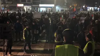 „Не храни прасето с твоите пари!“ – протест събра пловдивчани в центъра на града