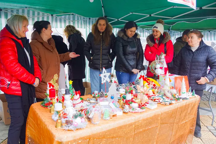 Коледен базар изпълни с радост и празничен дух площада  в град Левски  