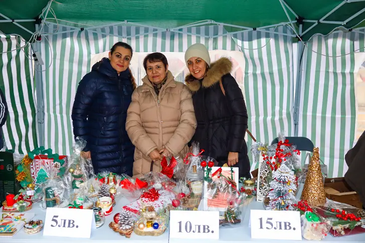 Коледен базар изпълни с радост и празничен дух площада  в град Левски  