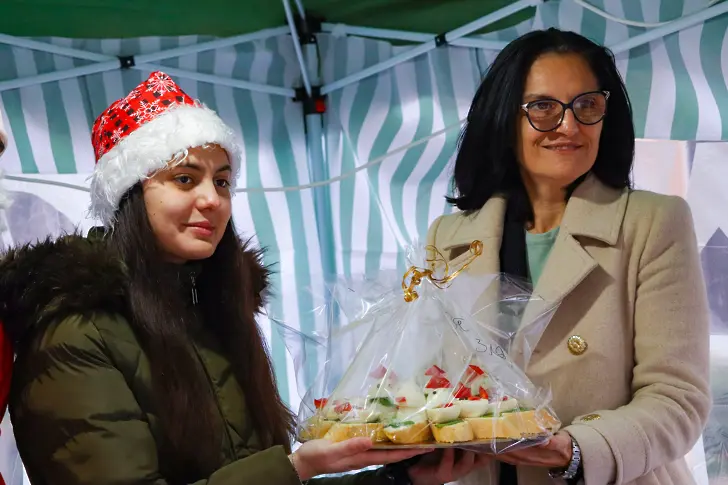 Коледен базар изпълни с радост и празничен дух площада  в град Левски  