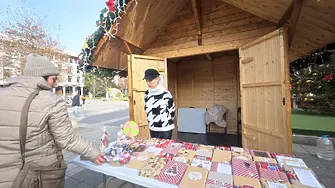 Благотворителен щанд „Книгите на България“ в Коледното градче на Плевен - подарете си книга от роден автор