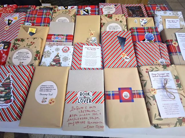  Благотворителен щанд „ Книгите на България “ в Коледното градче на Плевен - подарете си книга от роден създател 