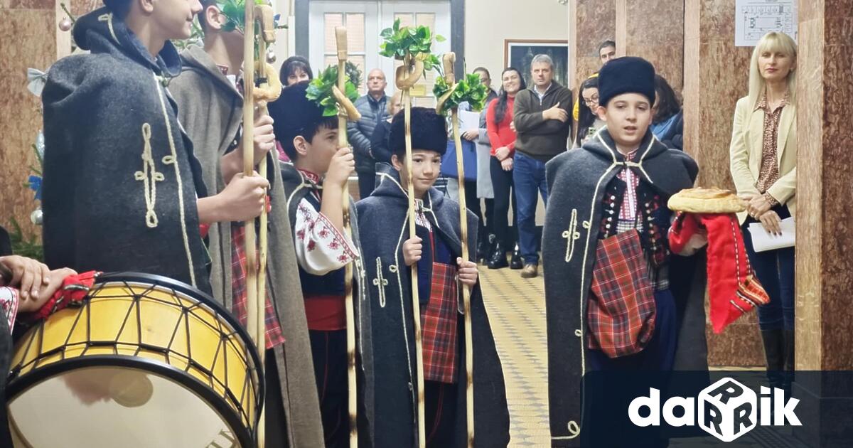 Добри гости коледари посрещнаха днес ръководството и служителите в Община