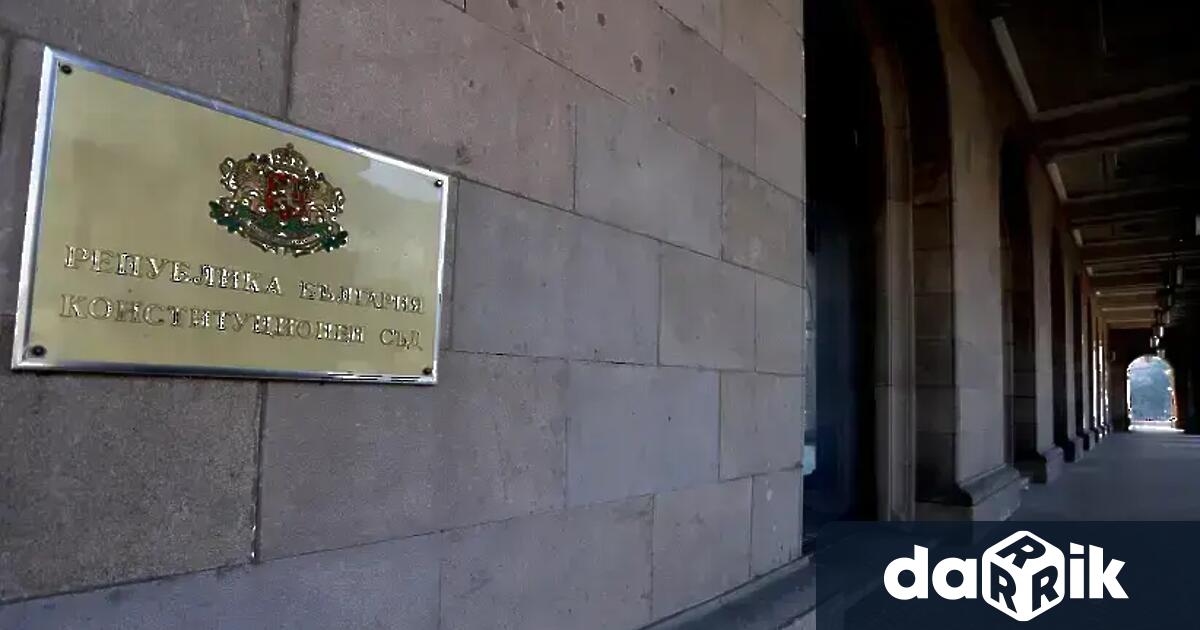 Конституционният съддопусна за разглеждане делата срещу отнетите правомощия на президента