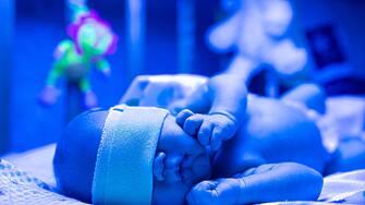 Кампанията „Малки стъпки на големи герои“ осигурява жизненоважни консумативи за недоносените бебета