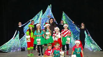 Нова Загора посрещна коледната магия с премиерата на "Изгубеният коледен звън"