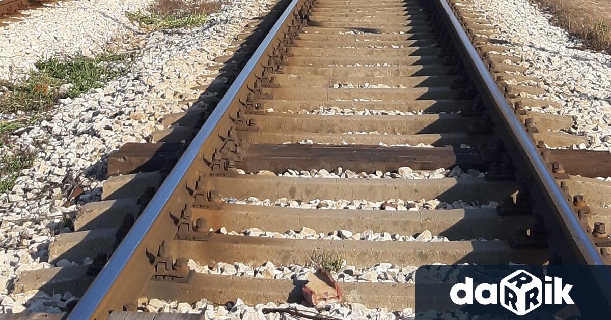 Влак е блъснал мъж който е загинал на място Човекът