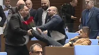 Шут в корема: Радостин Василев в яростен сблъсък с депутат на Пеевски (ВИДЕО)