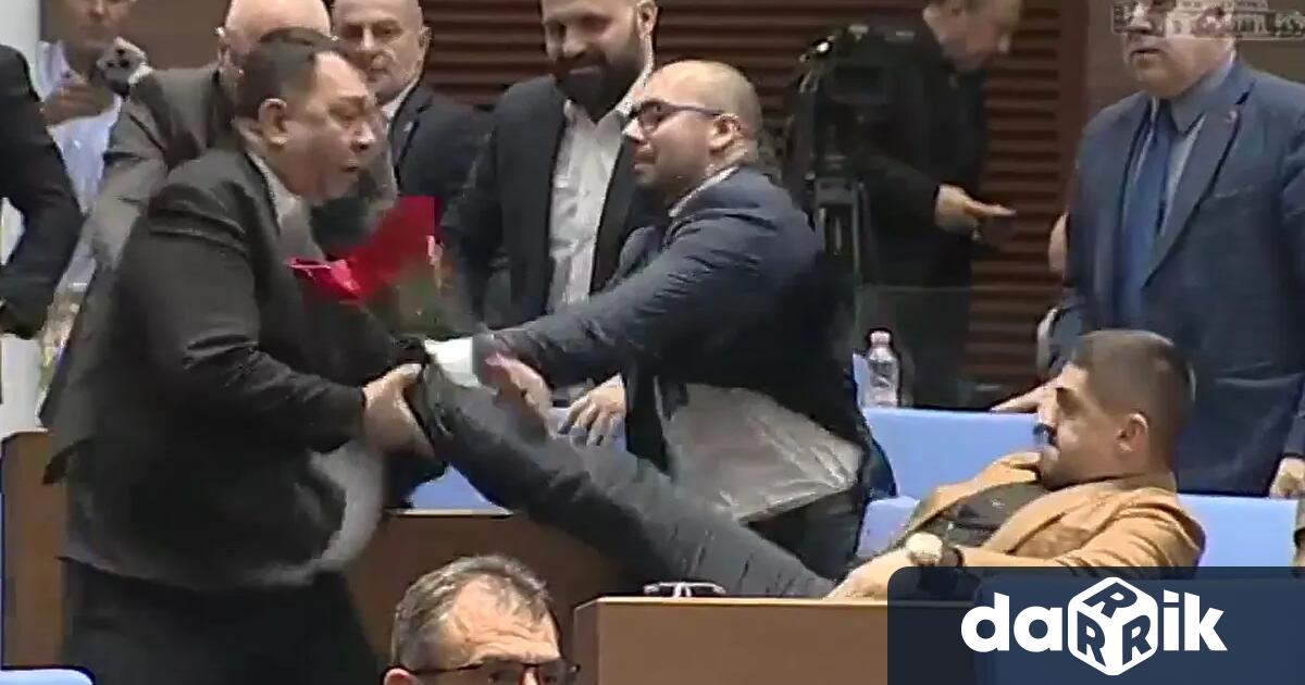 Юмручен бой в пленарната зала – лидерът на МЕЧ Радостин