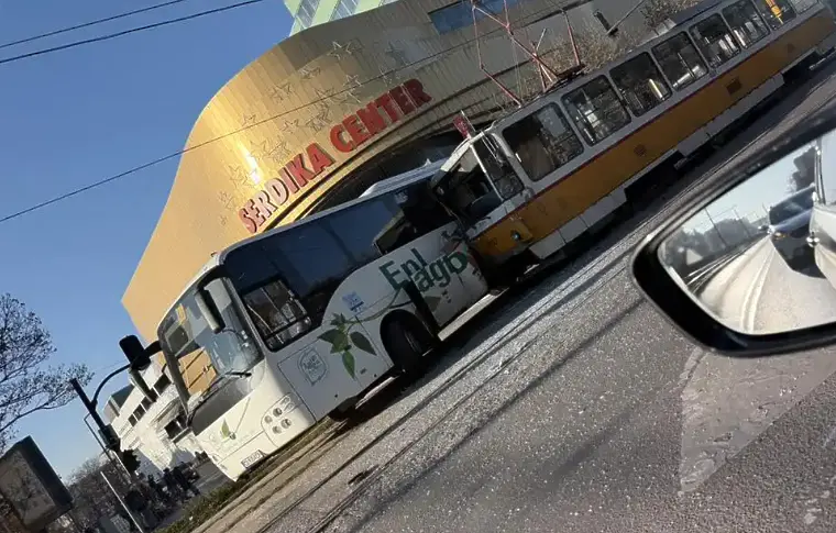 Тежка катастрофа с автобус и трамвай до софийски мол