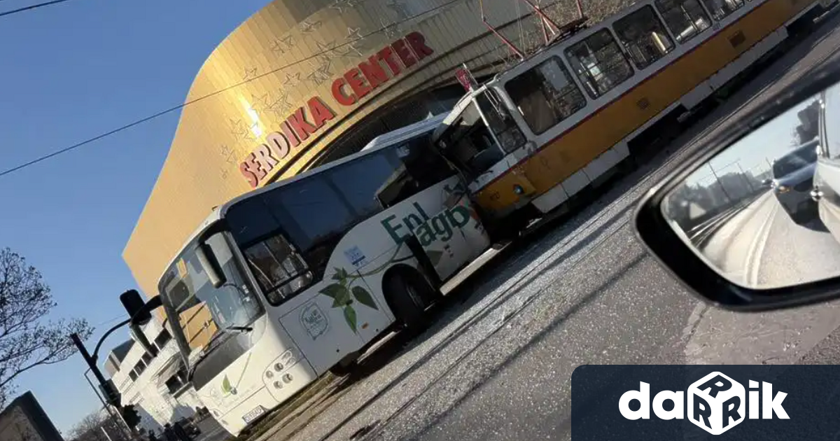 Тежка катастрофа между автобус и трамвай е станала на бул