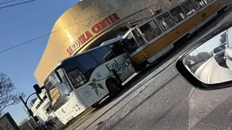 Тежка катастрофа с автобус и трамвай до софийски мол