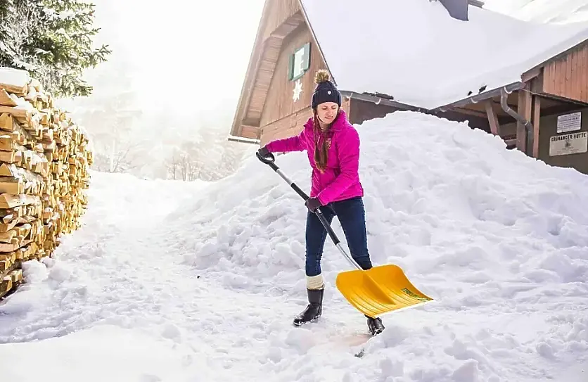 Най-добрите инструменти за снегопочистване за Вашия двор