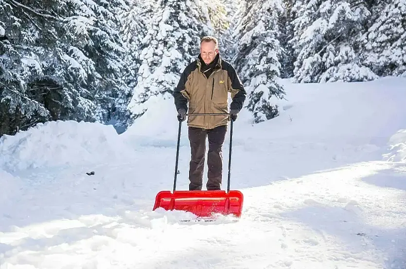 Най-добрите инструменти за снегопочистване за Вашия двор
