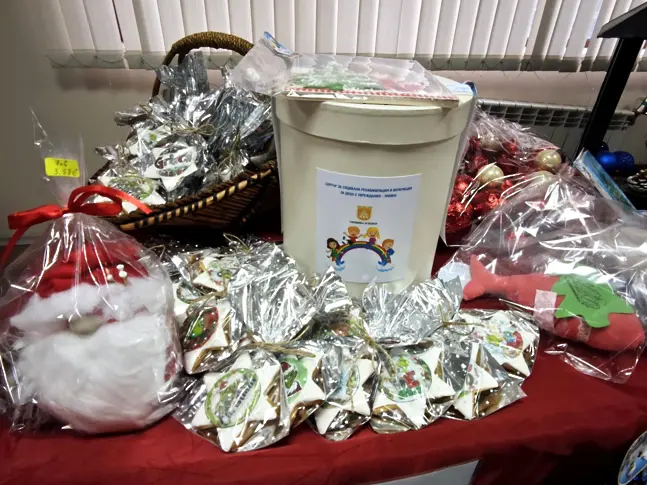 С празнично коледуване и благотворителна кауза започна последното за годината заседание на Общински съвет - Плевен