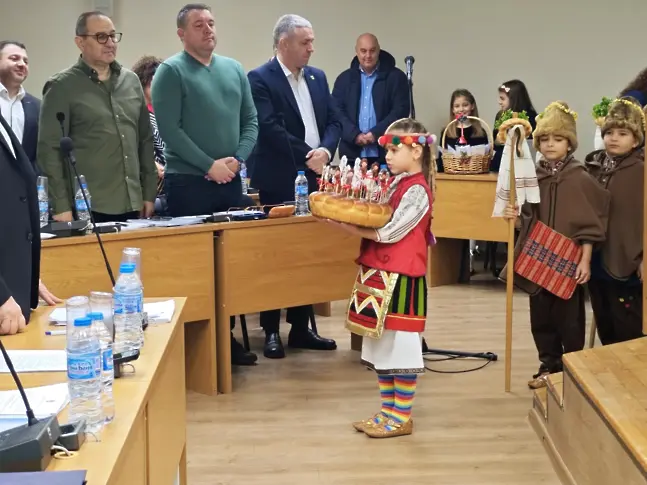 С празнично коледуване и благотворителна кауза започна последното за годината заседание на Общински съвет - Плевен