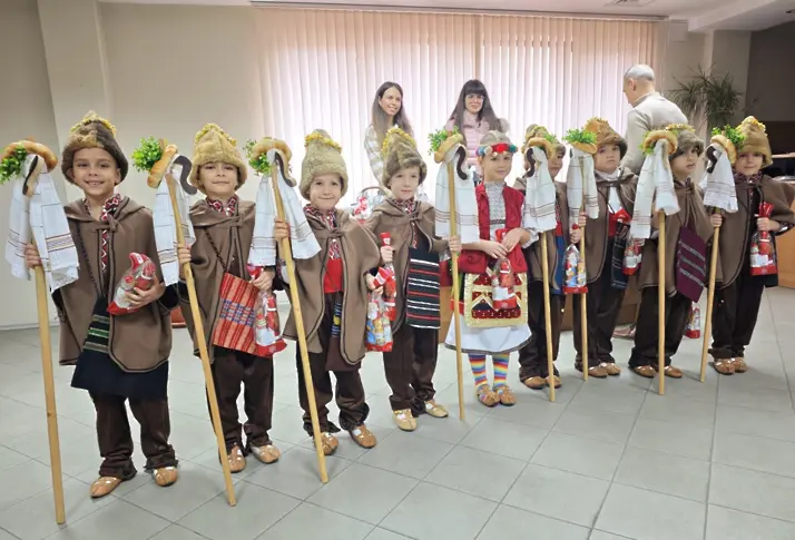 С празнично коледуване и благотворителна кауза започна последното за годината заседание на Общински съвет - Плевен