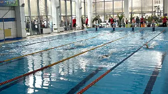 Повече от 200 деца се включиха в традиционния Коледен турнир по плуване в Плевен  