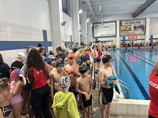 Повече от 200 деца се включиха в традиционния Коледен турнир по плуване в Плевен