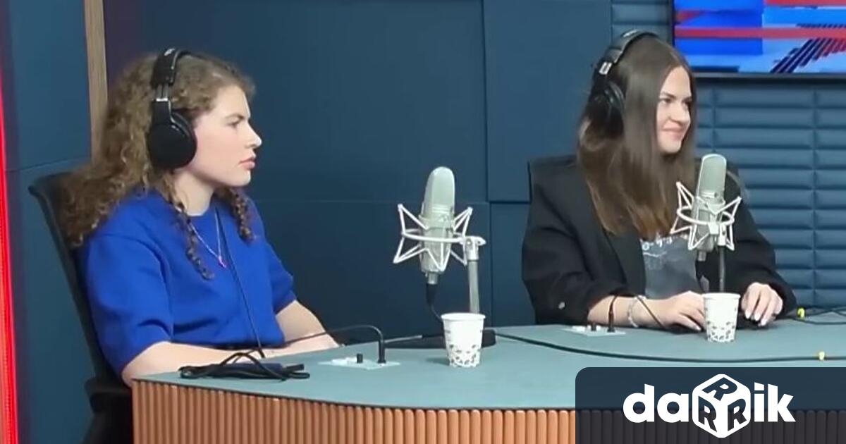 Младите протестиращи от Обединение Студенти против мафията в лицето на