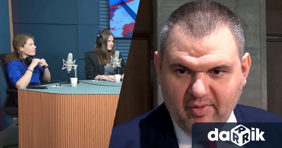 Младите протестиращи от Обединение Студенти против мафията в лицето на