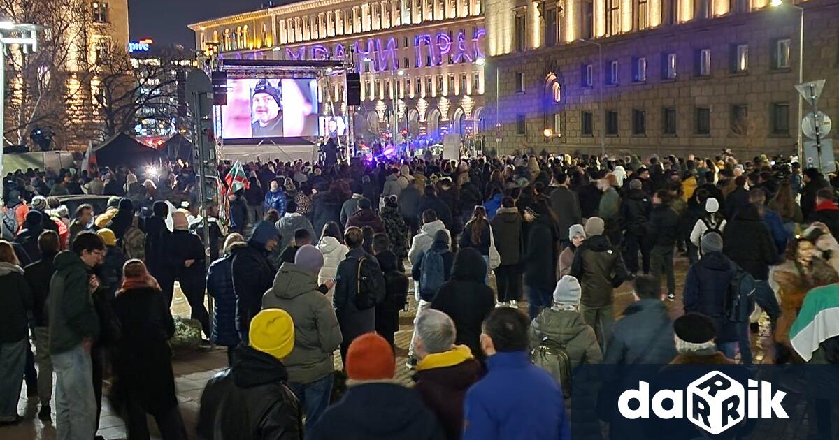 Граждани протестират срещу управляващите в центъра на София Демонстрацията която
