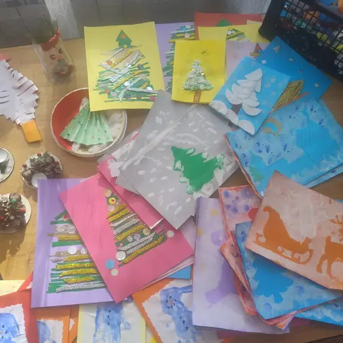  Доброволци и екипа на ДГ “Априлче “ с коледна акция за деца в риск 