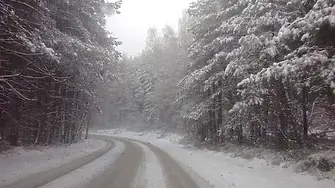 И на Петрохан вали сняг - аварирал ТИР затапи пътя Мездра - Ботевград при Копяновец