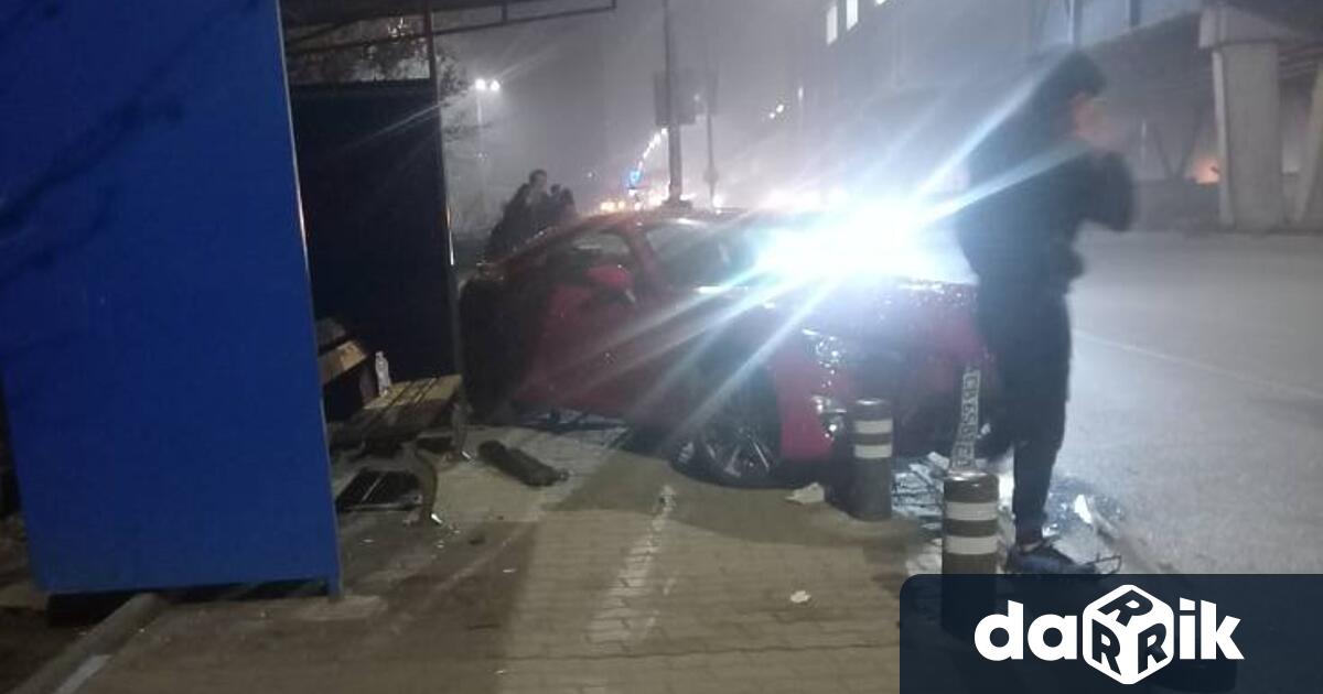 Кола се вряза в автобусна спирка на бул Ломско шосе
