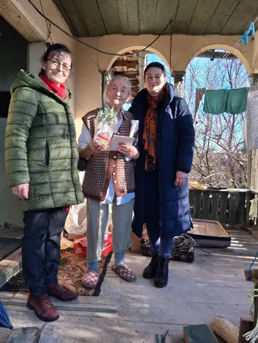 Малък  жест - голяма коледа за възрастните хора от Асеновци