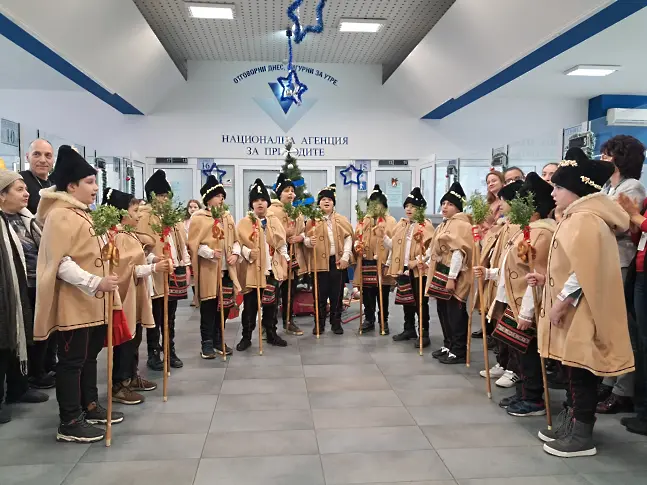  Коледари и Дядо Коледа в офиса на Национална агенция за приходите - Плевен 