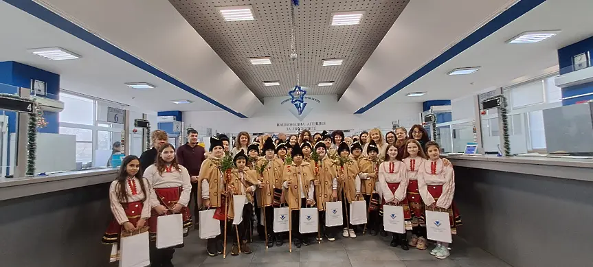  Коледари и Дядо Коледа в офиса на Национална агенция за приходите - Плевен 