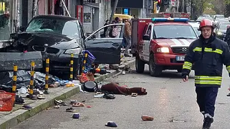 Шофьор блъсна и уби двама души на тротоар във Варна и се вряза в магазин