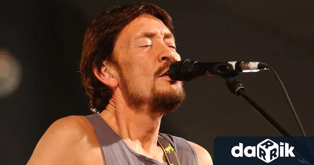 Дни преди Коледа Крис Риа британският певец и автор на