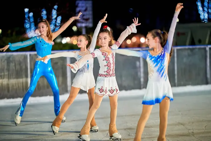 Красив спектакъл на лед представиха в Плевен състезателите от клуб „Ледени искри“