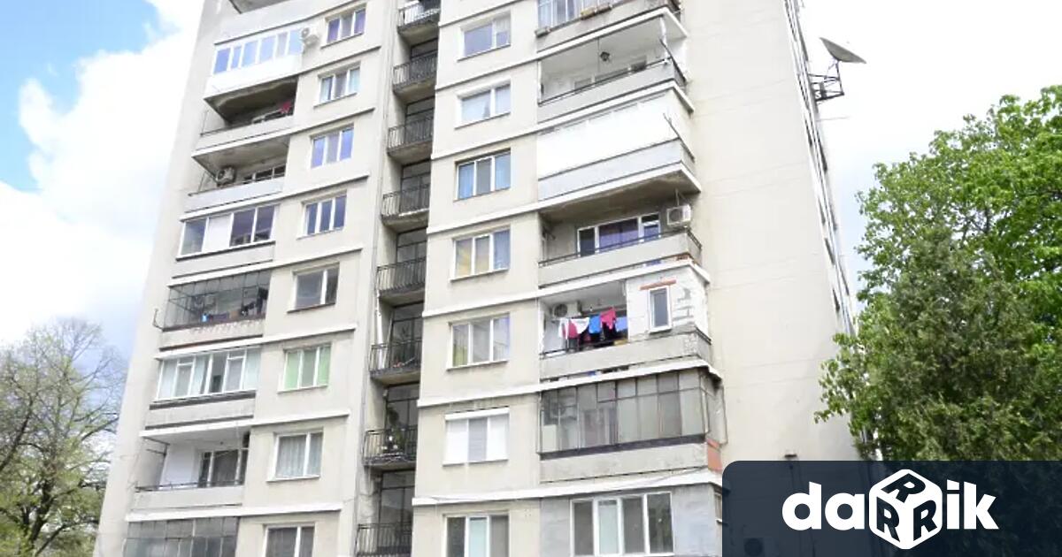 Стена с изолация се стовари върху гаражи и пътека до