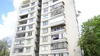 Изолация се срути върху гаражи и пътека до жилищен блок