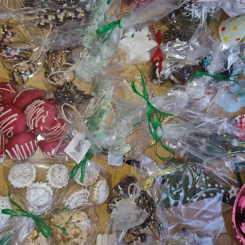  Доброволци и екипа на ДГ “Априлче “ с коледна акция за деца в риск 